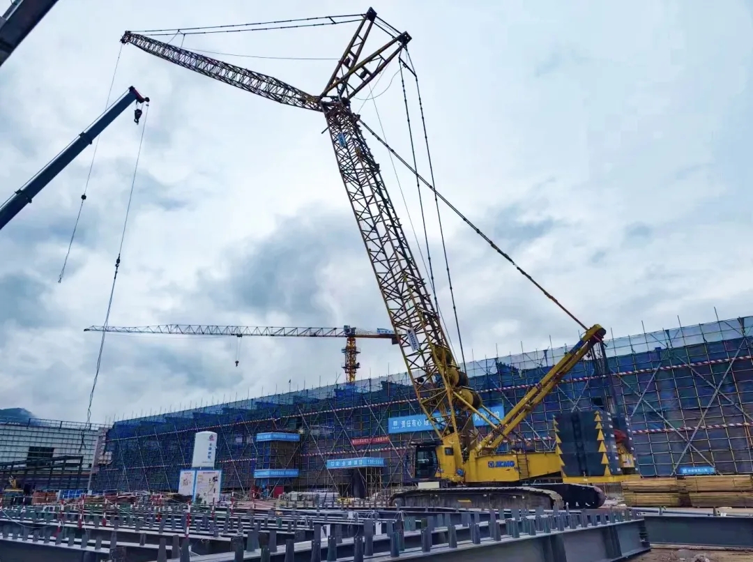 “钢”铁的意志！壹号娱乐XGC320履带起重机参建大跨度钢结构工业厂房