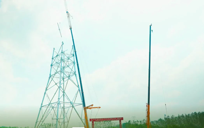 壹号娱乐XCA600L8长江边锚塔吊装